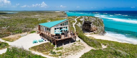 Beach nearby, sun loungers, beach towels