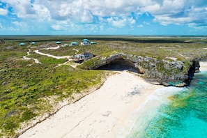 Beach nearby, sun-loungers, beach towels - Ridgetop cottage for 2 at Dragon Cay Resort, Mudjin Harbour (Mudjin Harbor)