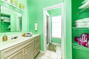 Asciugacapelli, asciugamani, sapone, shampoo