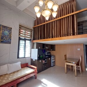 Familienapartment, 1 Schlafzimmer, Raucher, Küche | Wohnbereich | Flachbildfernseher