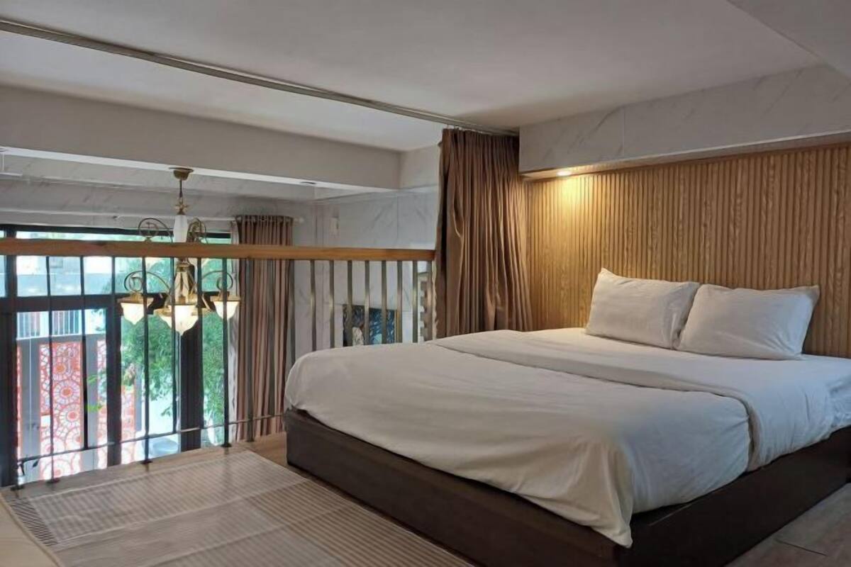 Pillowtop beds, in-room safe, desk, laptop workspace