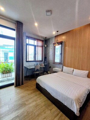 Pillow-top beds, in-room safe, individually decorated - Seashine Apartment (Da Nang)