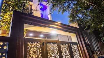 Fachada da propriedade à noite