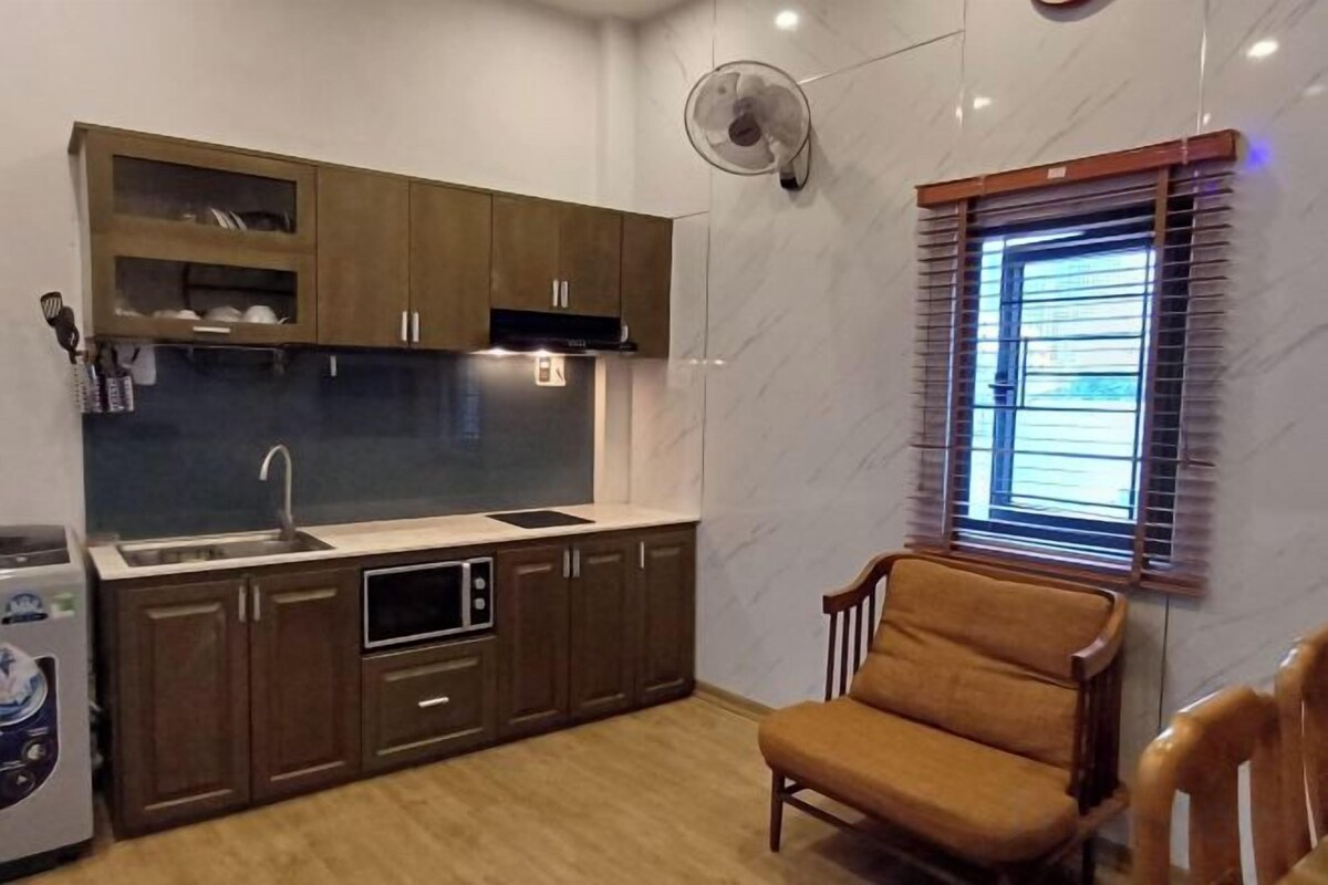 Private kitchen | Full-size fridge, microwave, stovetop, electric kettle