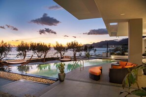 Outdoor pool, a heated pool - Moonlight seafront living with private infinity pool and whirlpool (Koutsouras)