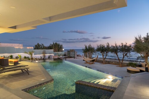 Moonlight seafront living with private infinity pool and whirlpool