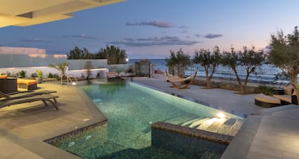 Moonlight seafront living with private infinity pool and whirlpool