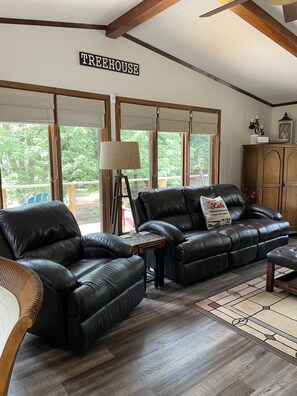 Smart TV, fireplace, stereo