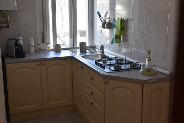 Kühlschrank, Mikrowelle, Herdplatte, Wasserkocher mit Kaffee-/Teezubehör