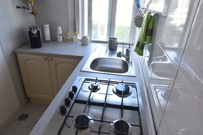 Kühlschrank, Mikrowelle, Herdplatte, Wasserkocher mit Kaffee-/Teezubehör