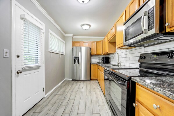 冰箱、微波炉、烤箱、炉灶