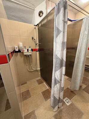 Shower, hair dryer, towels, soap - Whole basement former pub 5 for Stag do (VIII. kerület)