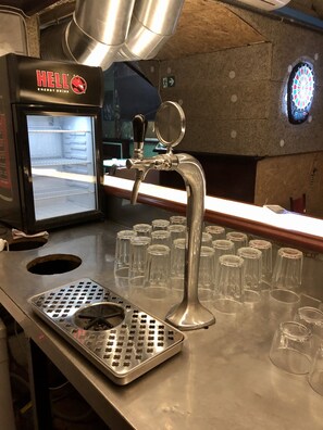 Jääkaappi, mikroaaltouuni, liesi, astianpesukone