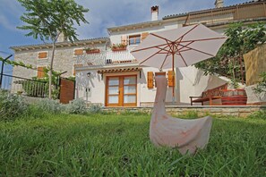 Property grounds - Pool, grill, WiFi, bicycles, table tennis, dishwasher, washing machine (Svetvinčenat)