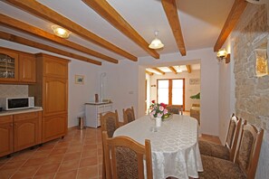 Dining - Pool, grill, WiFi, bicycles, table tennis, dishwasher, washing machine (Svetvinčenat)