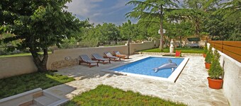 Pool, grill, WiFi, bicycles, table tennis, dishwasher, washing machine