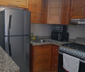 Geladeira, micro-ondas, cooktop, cafeteira/chaleira