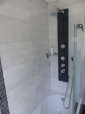 Combined shower/tub, hair dryer - Beautiful modern barrier-free bungalow in Rendsburg (Rendsburg)