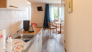 Wasserkocher mit Kaffee-/Teezubehör, Kühlschrank, Mikrowelle, Herdplatte