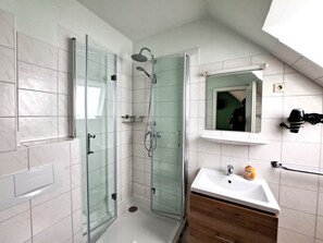 Shower, hair dryer, towels - Apartment with balcony and lake view (Malchow)