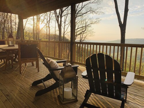 Beautiful Monteagle Bluff Mountain Home Sleeps 12