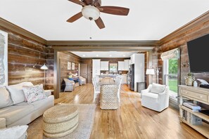 Smart TV, video games, DVD player, table football - Beautiful Monteagle Bluff Mountain Home Sleeps 12 (Monteagle)