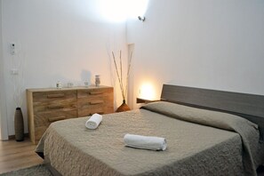 Mobiliario individual, wifi gratis, ropa de cama