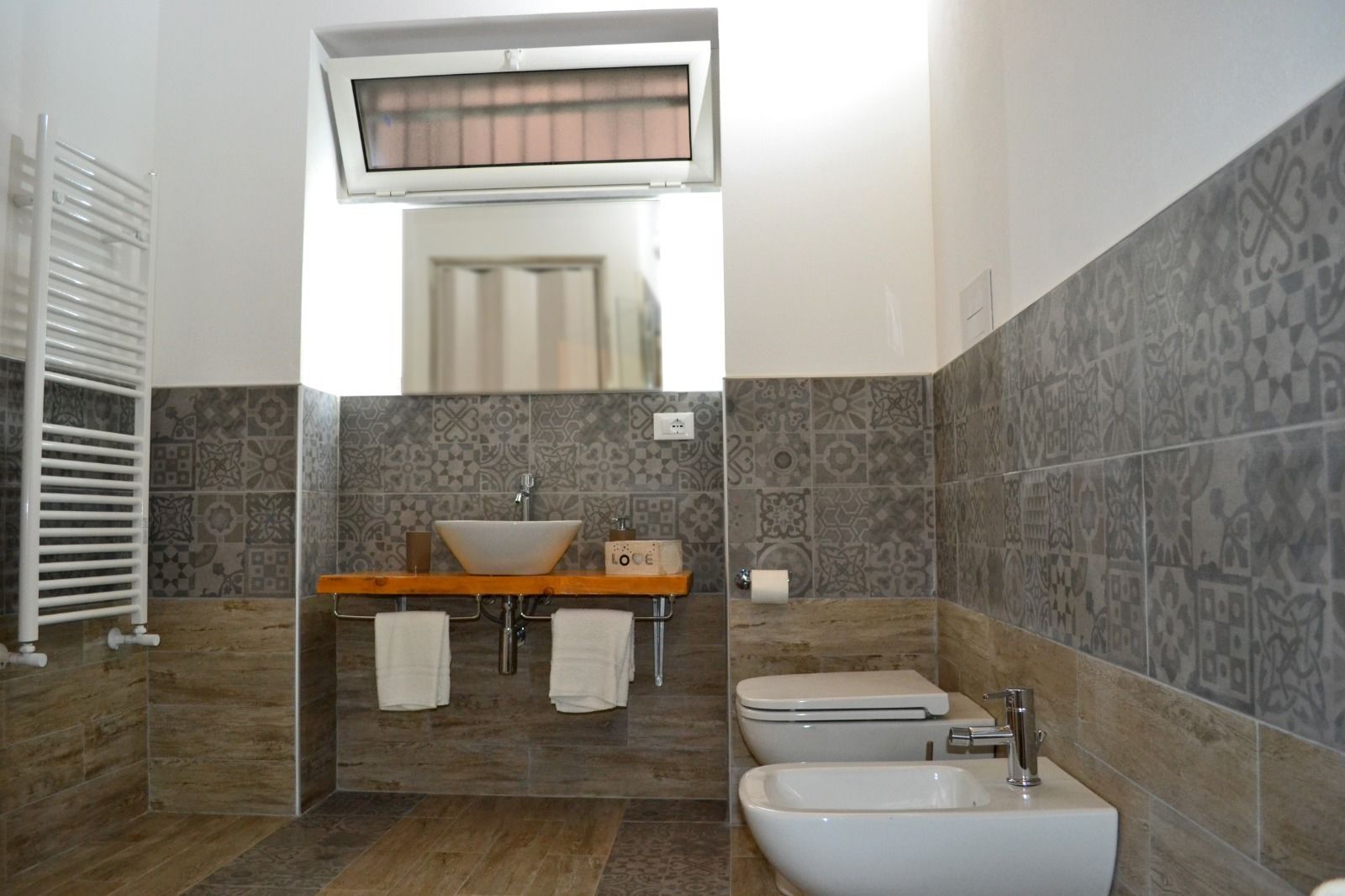 Buồng tắm vòi sen, vòi sen phun mưa, máy sấy tóc, chậu vệ sinh/vòi rửa 