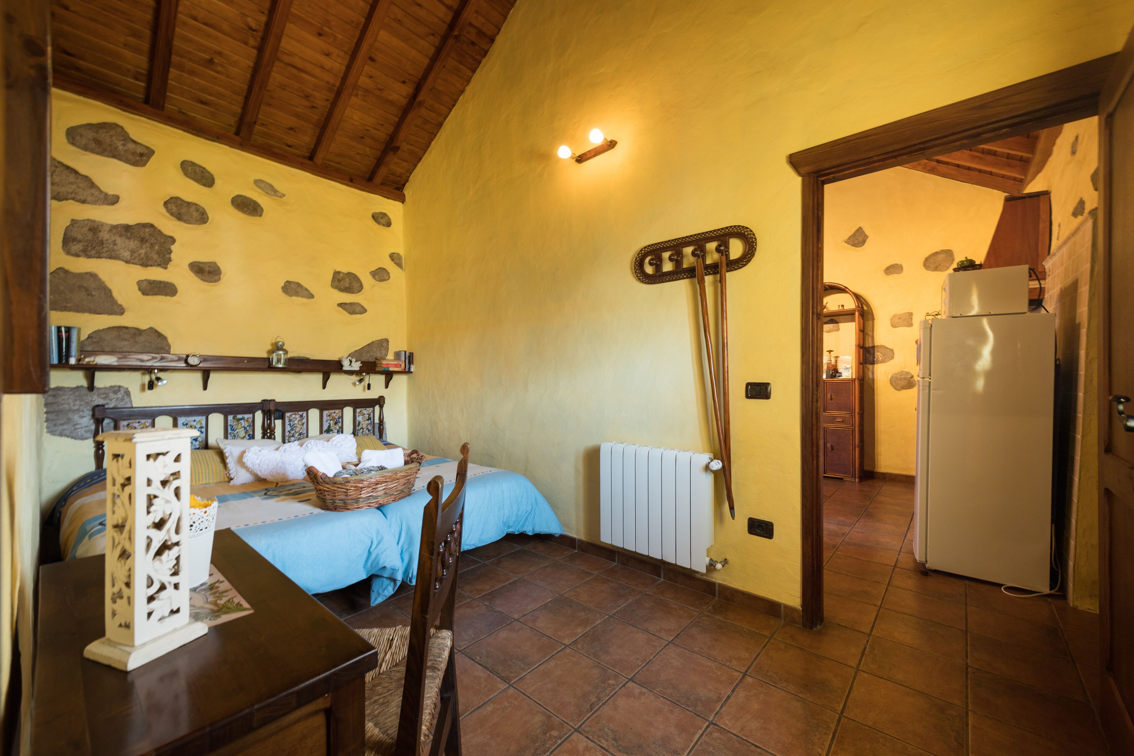 1 habitación, escritorio, tabla de planchar con plancha y cuna de viaje 