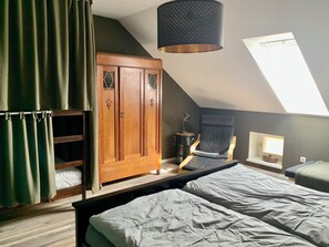 3 bedrooms, travel crib, free WiFi, bed sheets