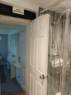 Dusche, Haartrockner, Handtücher, Toilettenpapier