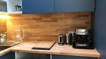 Kühlschrank, Mikrowelle, Herdplatte, Geschirrspüler