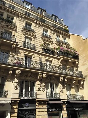 Exterior - Live Like A Parisian (Paris)