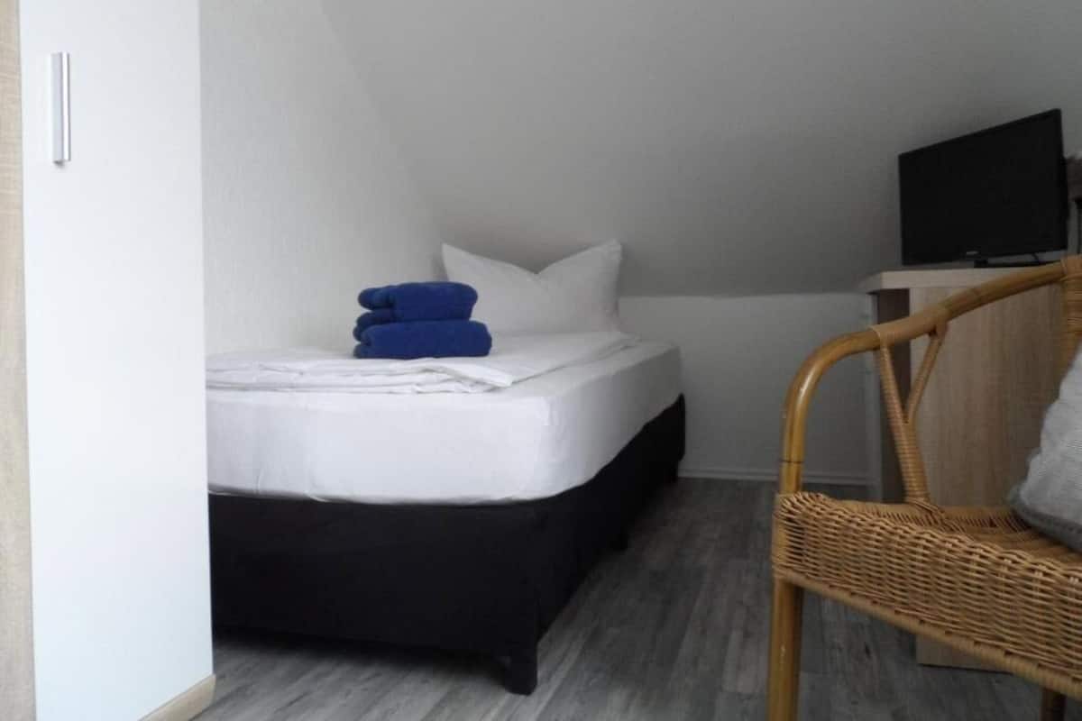 Single Room | Desk, bed sheets