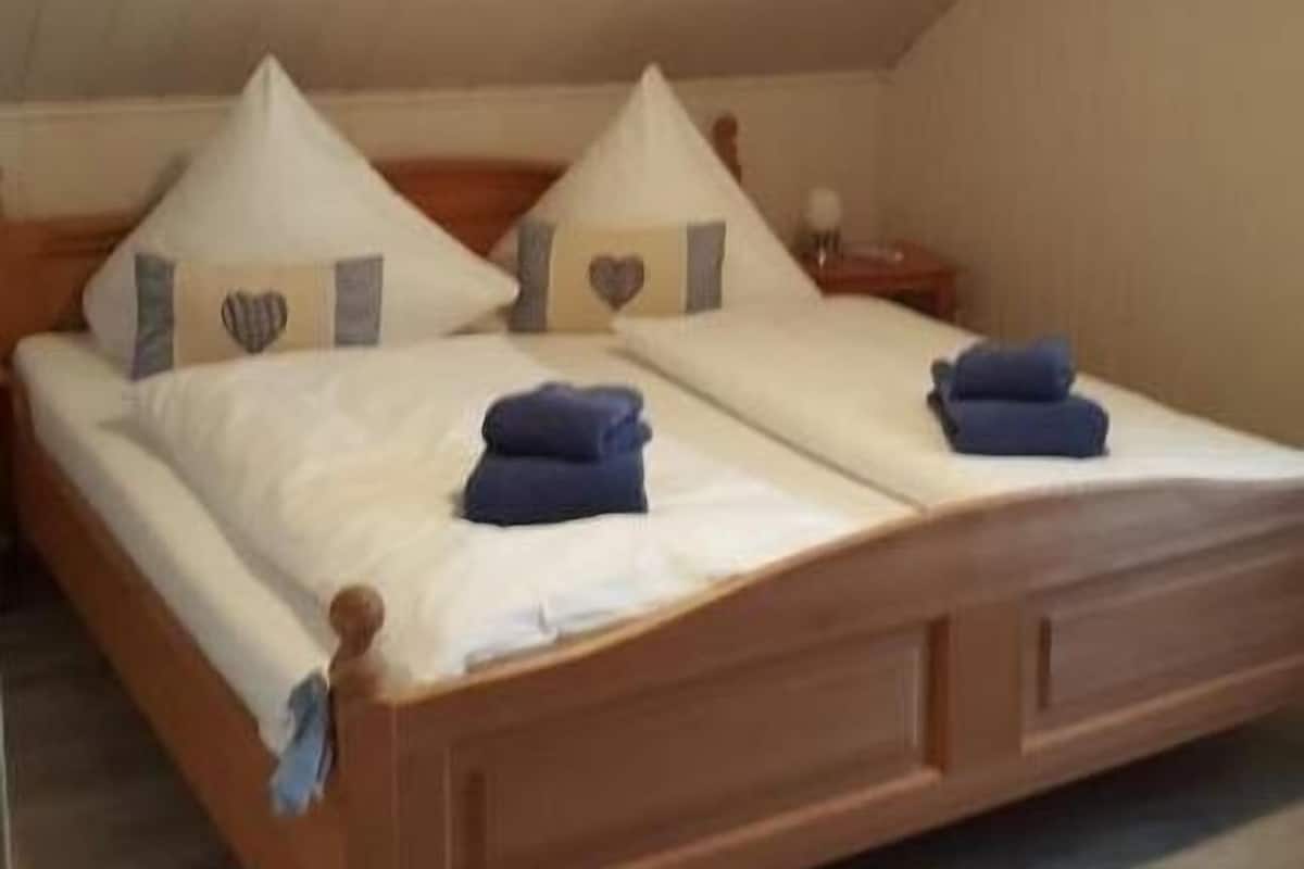 Tweepersoonskamer, gedeelde badkamer | Een bureau, beddengoed