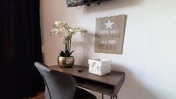 Deluxe-Doppelzimmer | Wohnbereich | Fernseher