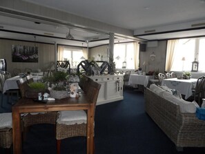 Komplett frokost hver dag (EUR 10.50 per person)