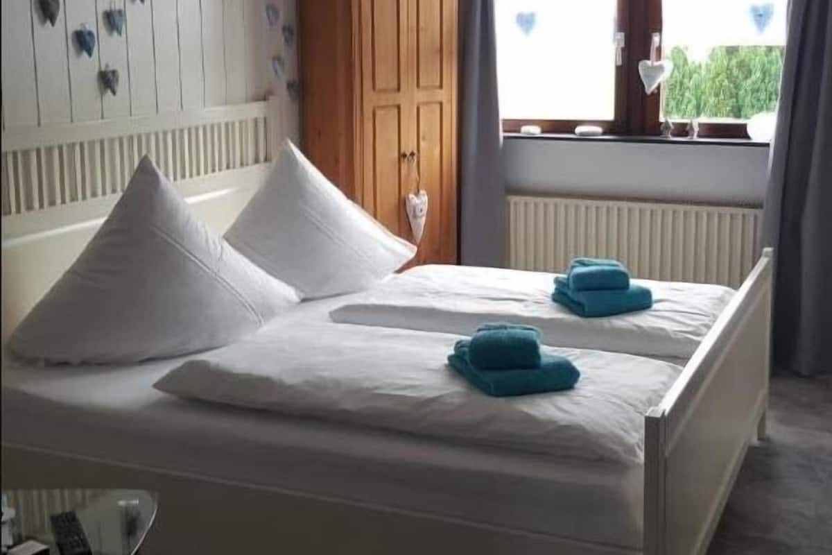 Double Room | Desk, bed sheets