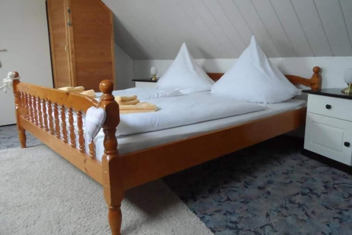 Double Room (Attic) | Desk, bed sheets