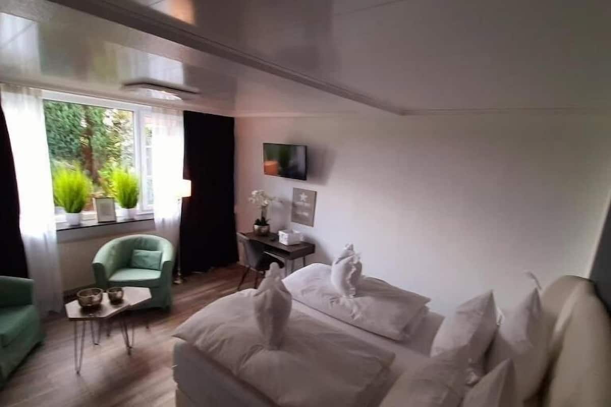 Deluxe Double Room | Desk, bed sheets