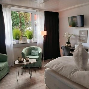 Quarto casal luxo | Escrivaninha, roupa de cama