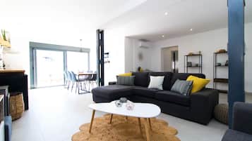 Een televisie en een stereo