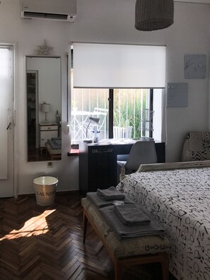 1 dormitori, planxa i posts de planxar, wifi i roba de llit 