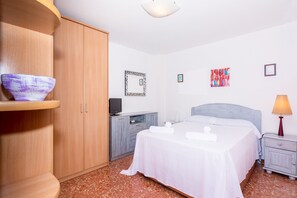 3 slaapkamers, een strijkplank/strijkijzer, gratis wifi, beddengoed