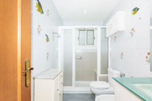 Een douche, een haardroger, handdoeken