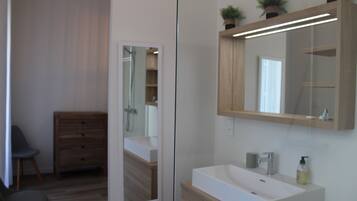 Douche, sĂšche-cheveux, serviettes fournies, savon