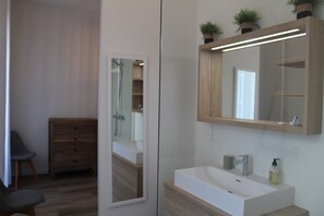 Een douche, een haardroger, handdoeken, zeep