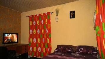 4 habitaciones, tabla de planchar con plancha, wifi y ropa de cama