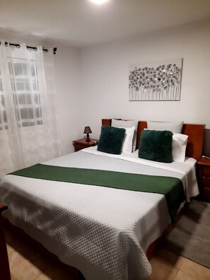 1 dormitorio, tabla de planchar con plancha, wifi y ropa de cama