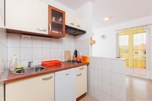 Réfrigérateur, micro-ondes, plaque de cuisson, lave-vaisselle